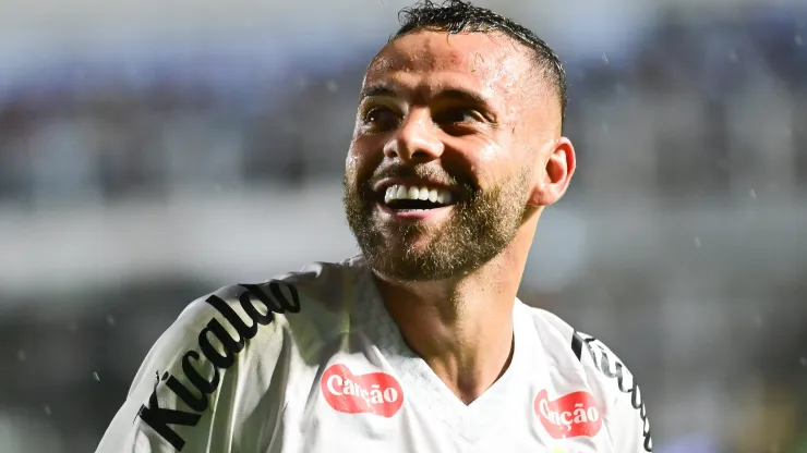 Guilherme célèbre un but avec le maillot du Peixe