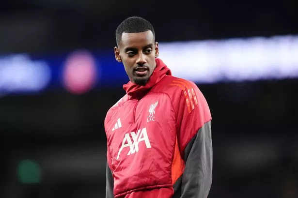 Alexander Isak s'échauffe sur le terrain.