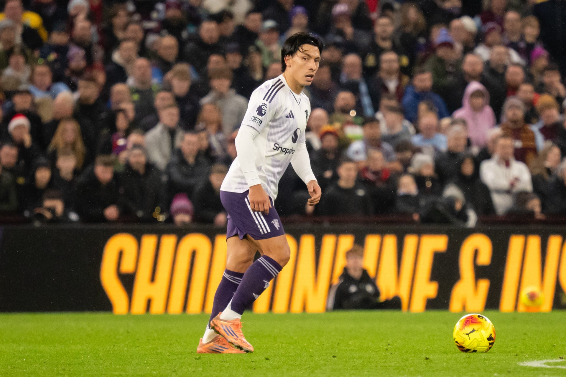 Le rôle improvisé de Lisandro Martinez a attiré l'attention de Gary Neville lors de son premier fait marquant avec Man Utd face à Aston Villa !