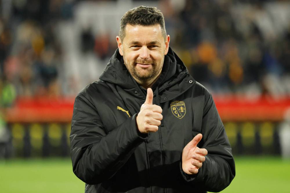 Lens a un entraîneur, Pierre Sage, qui comprend bien ses joueurs et sait comment les aider à donner le meilleur d'eux-mêmes.
