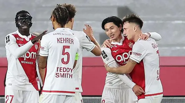 Minamino brille et Monaco renverse le leader Paris Saint-Germain !