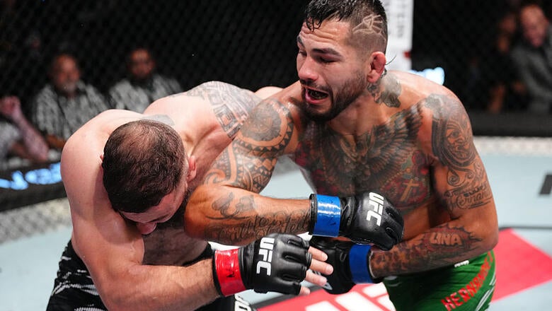 Sean Strickland affronte 'Fluffy' Hernández à Houston : un choc explosif !