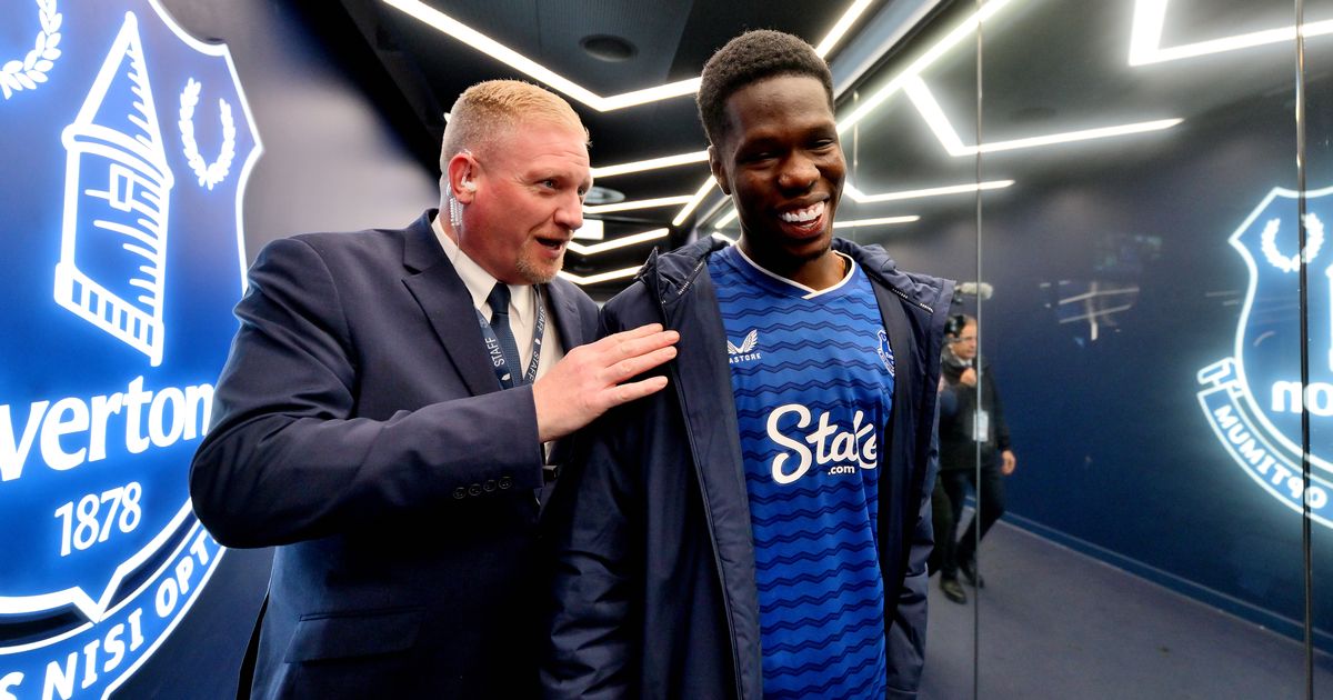 Thierno Barry et Sean Dyche s’amusent lors de leur première visite au stade des légendes d'Everton !