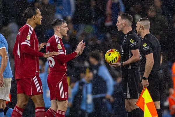 Virgil van Dijk et Andy Robertson discutent avec l'arbitre lors du match contre Manchester City.
