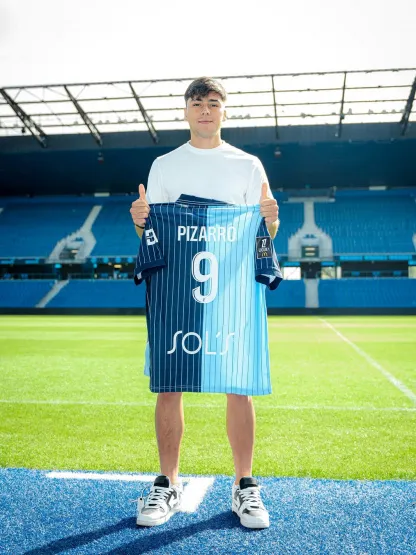 Damián Pizarro avec le maillot du Havre Damián Pizarro avec le maillot du Havre