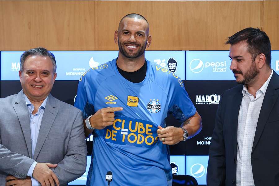 Weverton lors de sa présentation au Grêmio Weverton lors de sa présentation au Grêmio