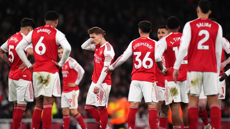 Les joueurs d'Arsenal affichent leur déception après le but de Manchester United