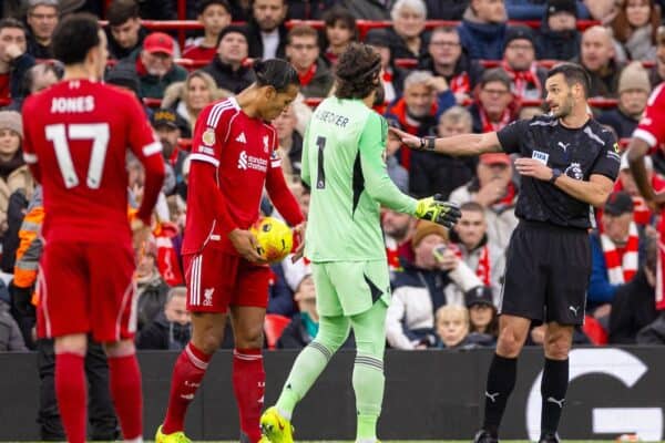 Match Liverpool FC - Nottingham Forest FC à Anfield avec vérification VAR.