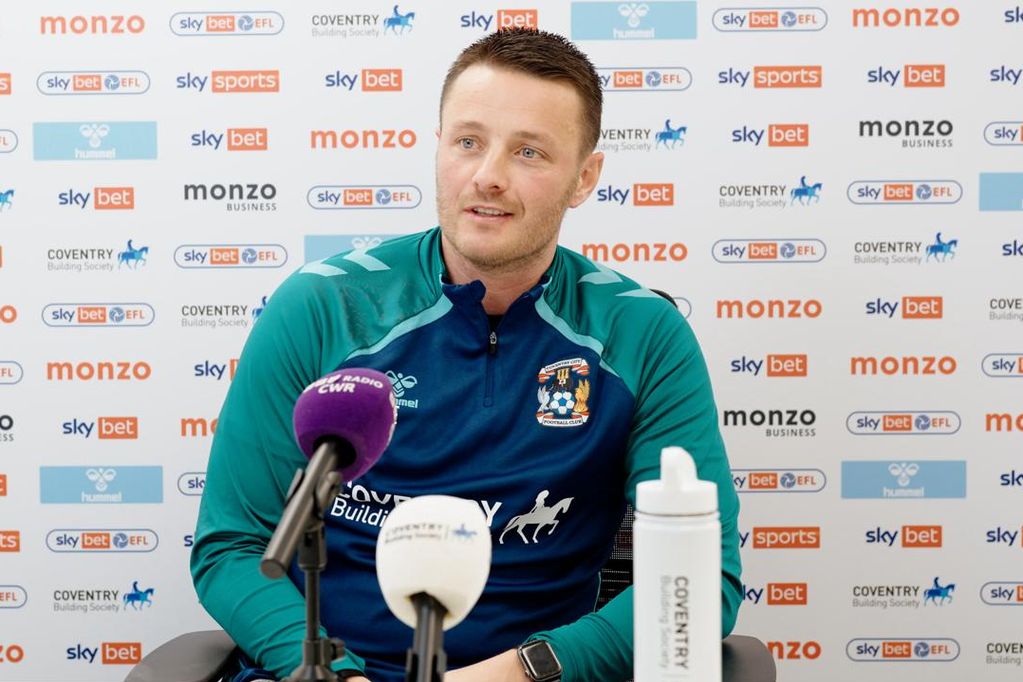 Joe Edwards, entraîneur adjoint de Coventry City, lors d'une conférence de presse