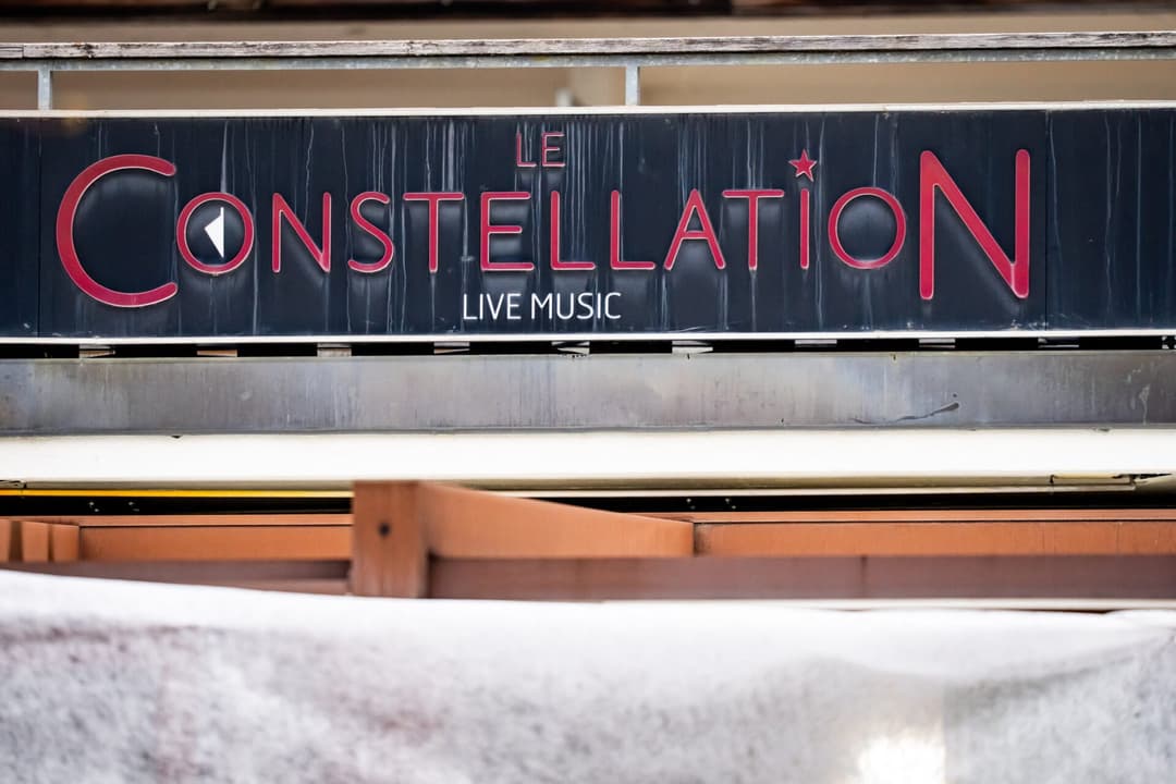 Le bar Le Constellation, lieu de l'incendie du Nouvel An, dans la station de ski de Crans-Montana, en Suisse (Photo : Maxime Schmid/AFP)