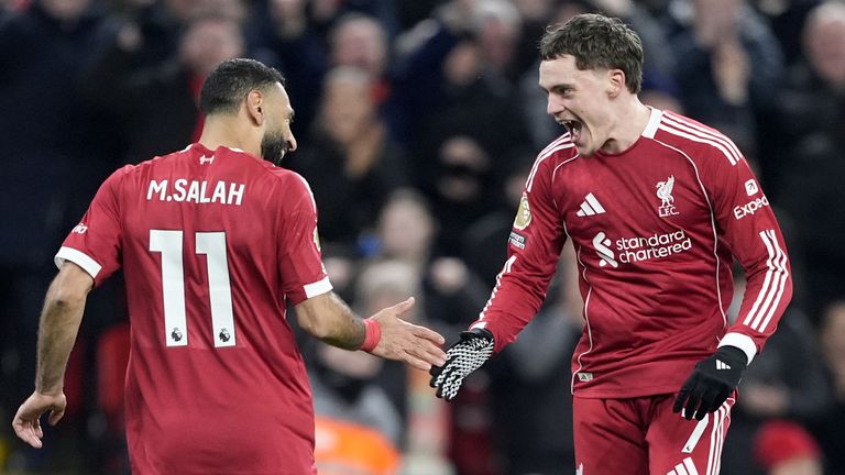 Florian Wirtz célèbre avec Mohamed Salah