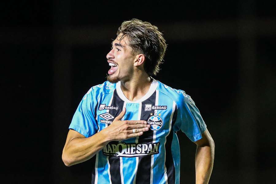 Pedro Gabriel a marqué un superbe but pour Grêmio 4x1 América-RN Pedro Gabriel a marqué un superbe but pour Grêmio 4x1 América-RN
