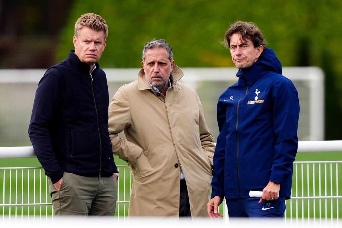 Les directeurs sportifs de Tottenham Hotspur, Fabio Paratici (centre) et Johan Lange (gauche), avec l'entraîneur Thomas Frank