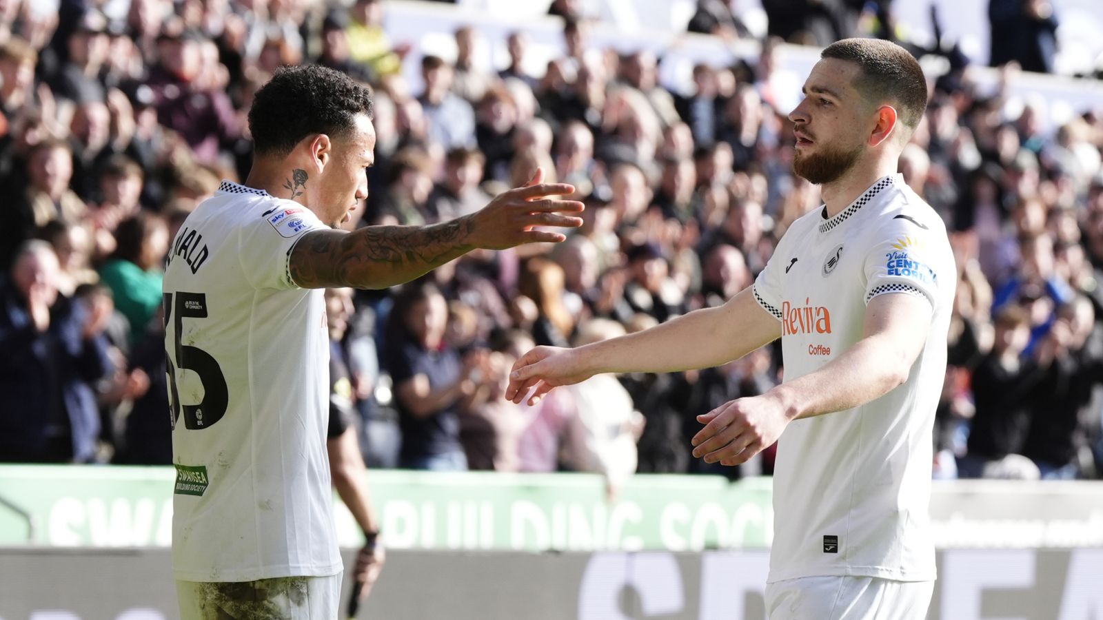 Swansea City écrase Sheffield Wednesday 4-0 : Zan Vipotnik brille avec deux nouveaux buts dans un match explosif de Vitor Matos !