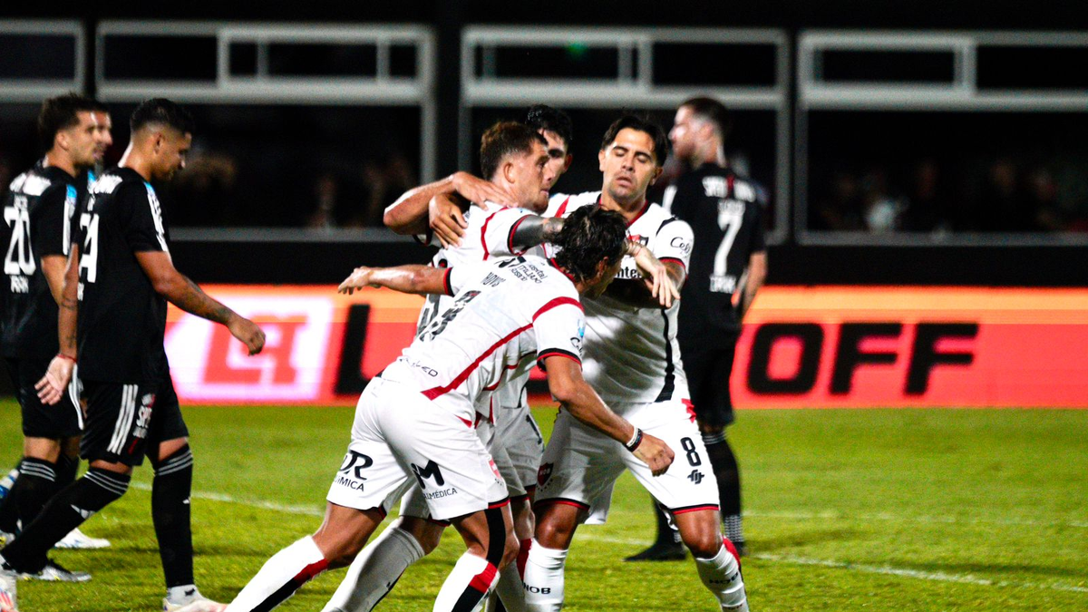 Newell's arraché un point salvateur à la dernière minute contre Deportivo Riestra, offrant un souffle nouveau à l'équipe !