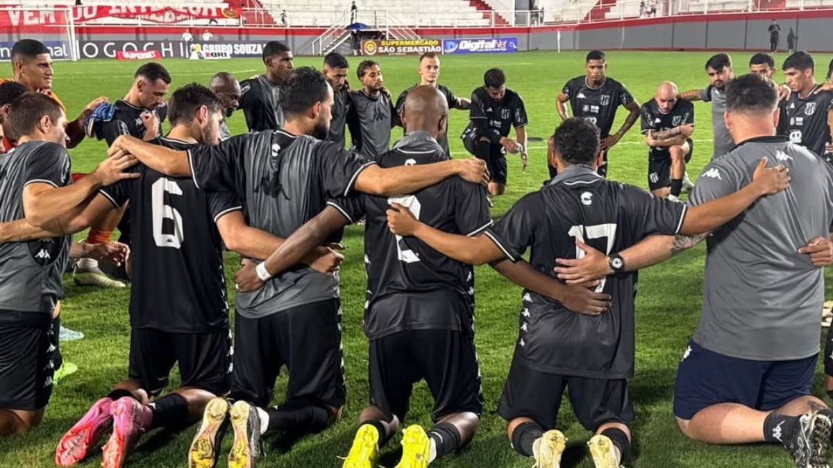 Joueurs du Democrata-GV après un match