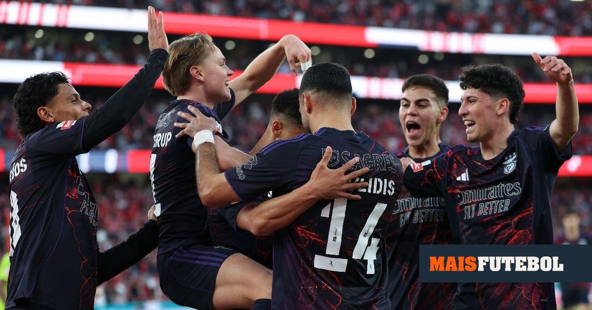 Célébration d'anniversaire du Benfica : un gâteau festif dans les vestiaires !
