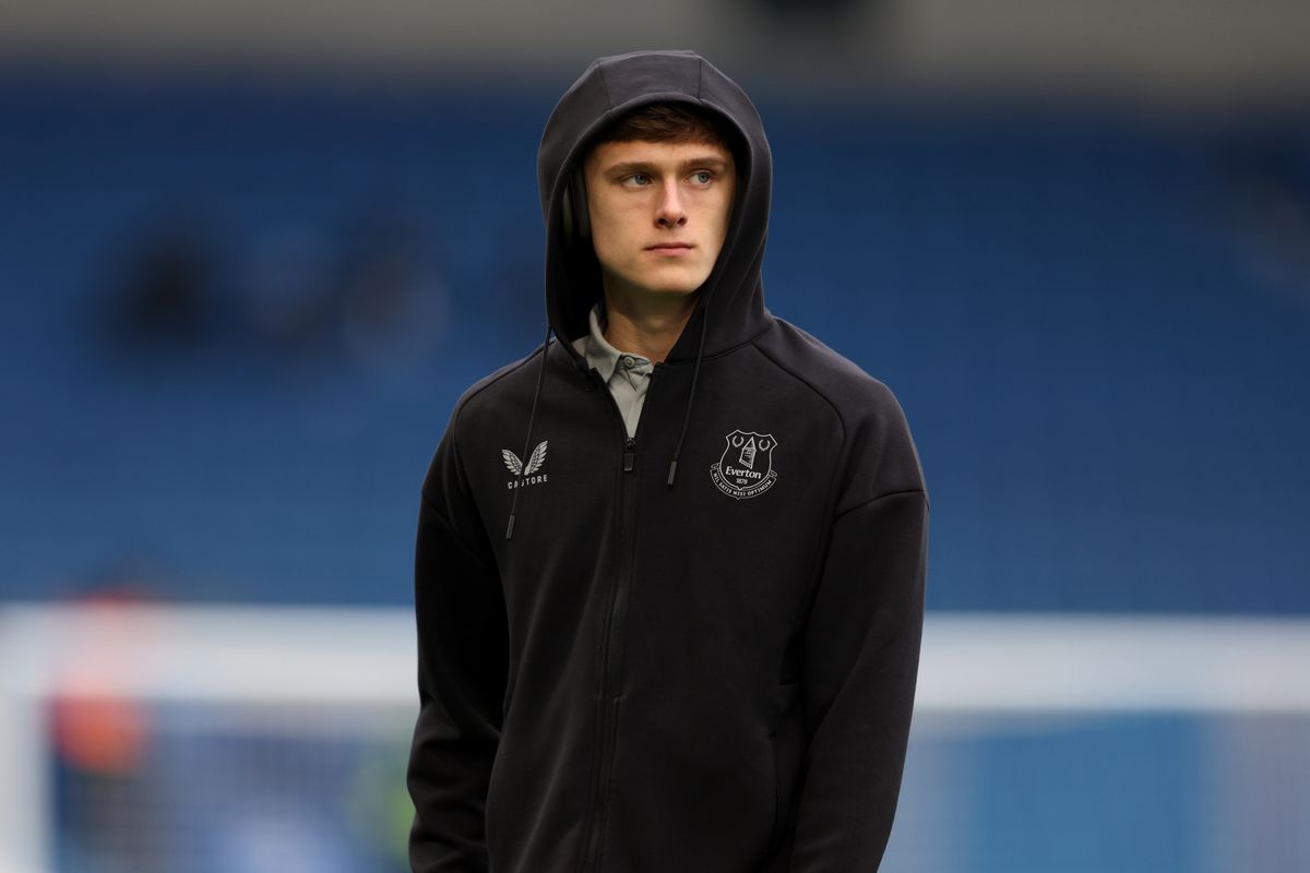 Harrison Armstrong inspecte le terrain avant le match de Premier League entre Brighton & Hove Albion et Everton