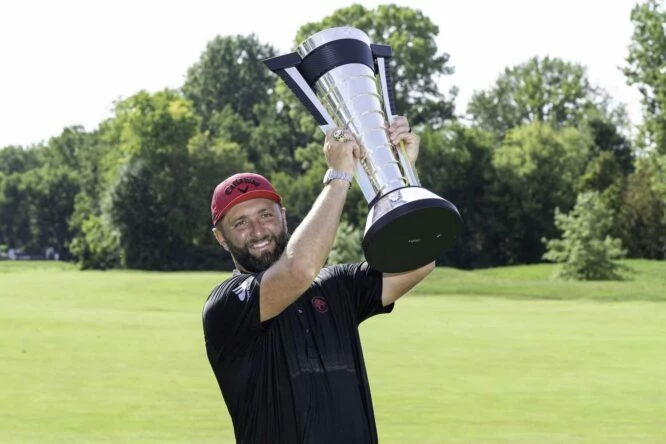 Jon Rahm, avec le trophée du champion du ranking individuel de LIV Golf. Jon Rahm, con le trophée de champion du ranking individuel de LIV Golf.