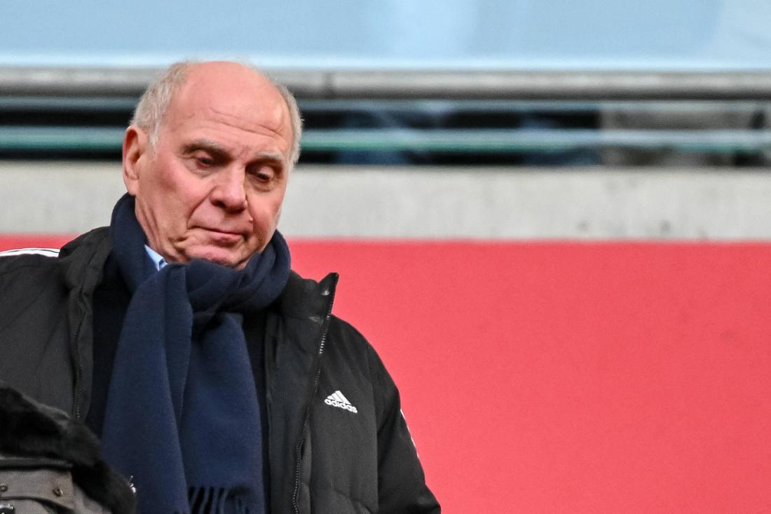 Uli Hoeneß lors du match de Bundesliga contre le FC St. Pauli fin novembre 2025.