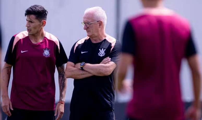 Dorival Júnior dirige un entraînement au Corinthians
