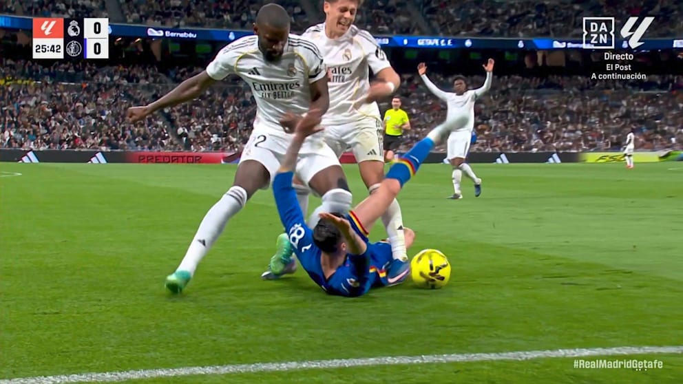 Rüdiger touche le joueur de Getafe avec son genou lors d'un duel.