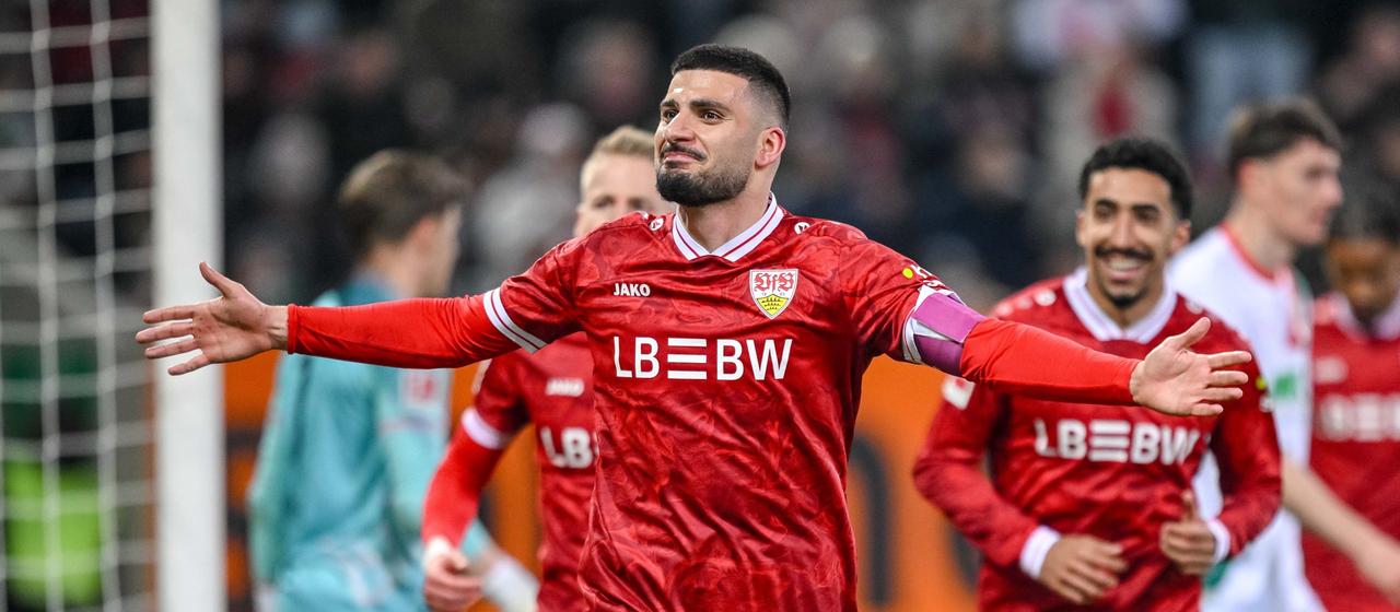 Stuttgarts Deniz Undav (v.) bejubelt seinen zweiten Treffer im Spiel gegen Augsburg