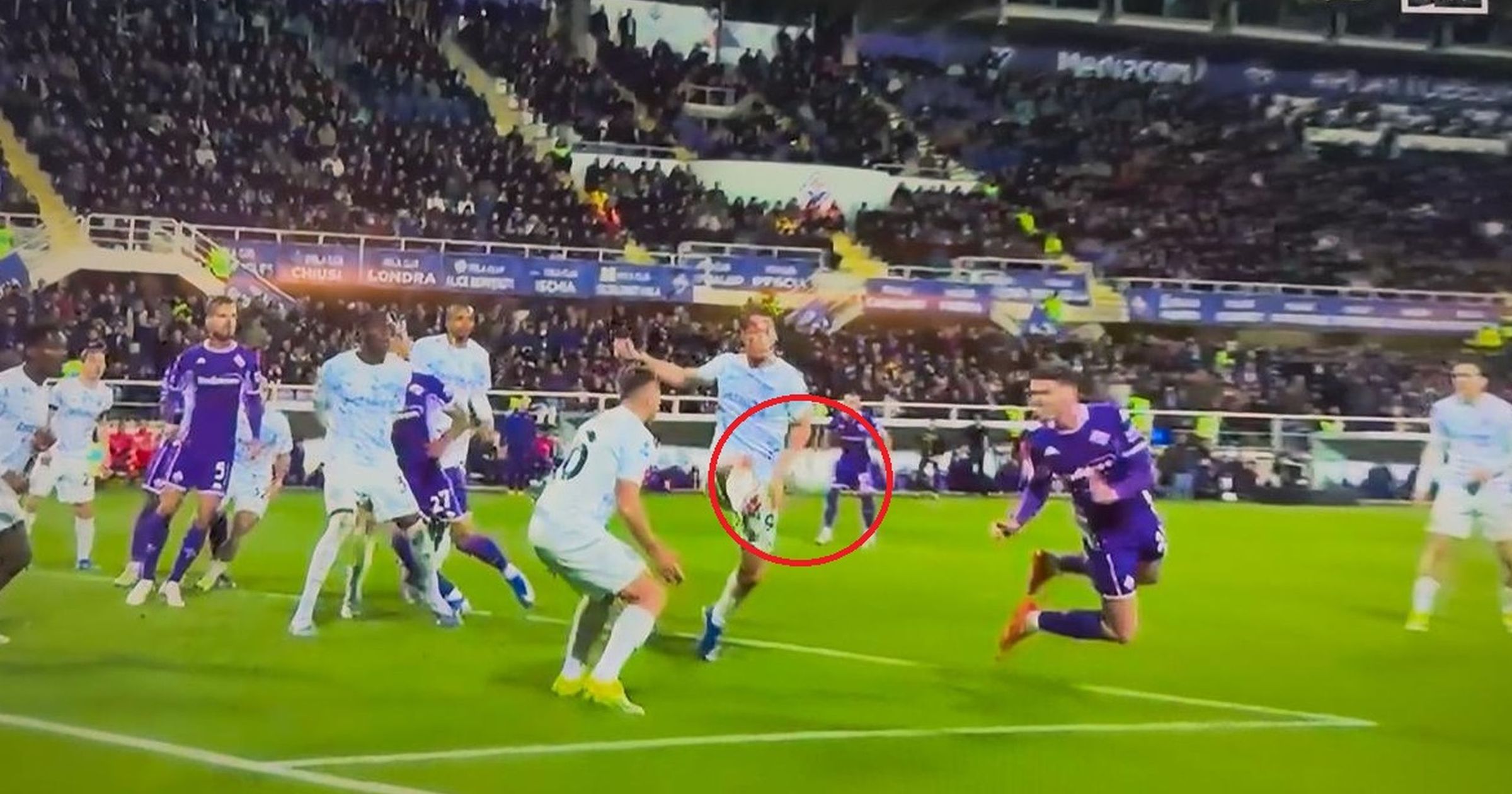 Fiorentina-Inter : Controverses au Franchi, les mains de Pongracic et Pio Esposito sous le feu des projecteurs, pas de penalty pour l'arbitre !