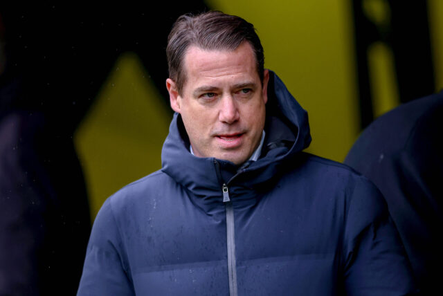 Lars Ricken, directeur général du BVB, regarde sur le côté.