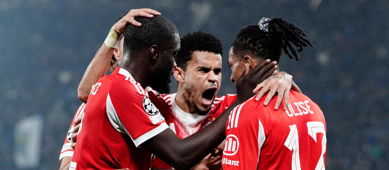 Luis Diaz jubilant avec Dayot Upamecano et Micheal Olise