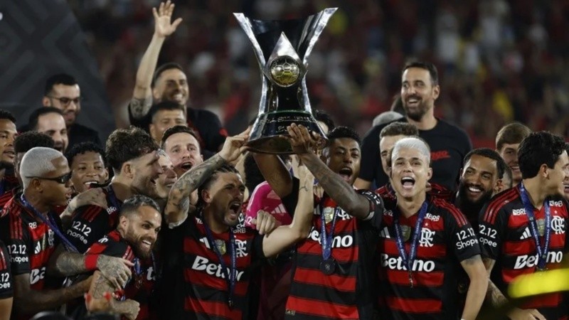 Flamengo, champion en titre de la Libertadores et du Brésil. Flamengo, champion en titre de la Libertadores et du Brésil.