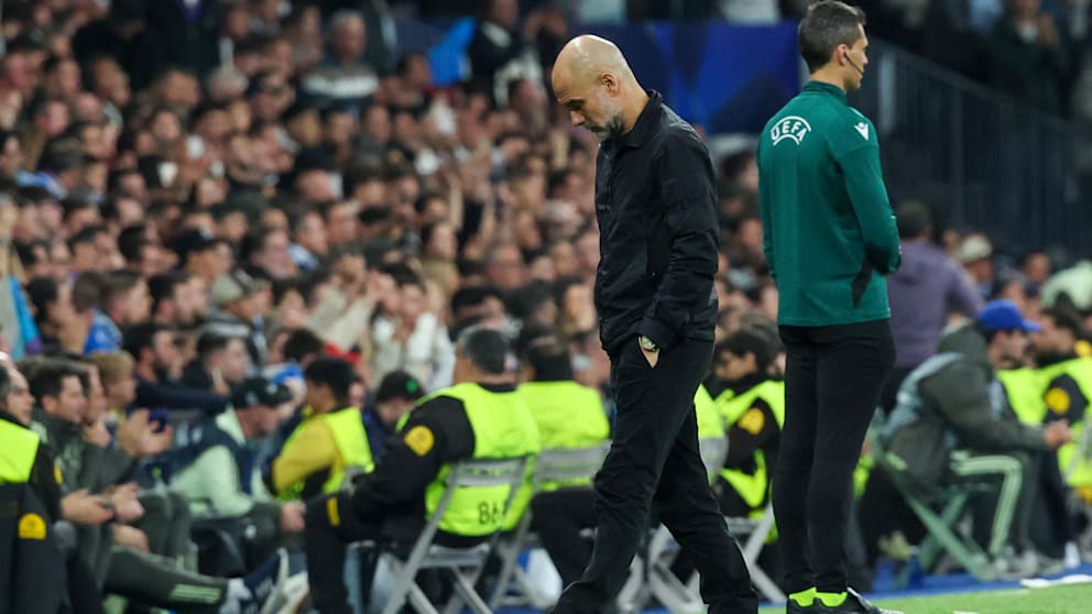 Pep Guardiola, entraîneur de City, avec un air abattu sur le bord de la touche