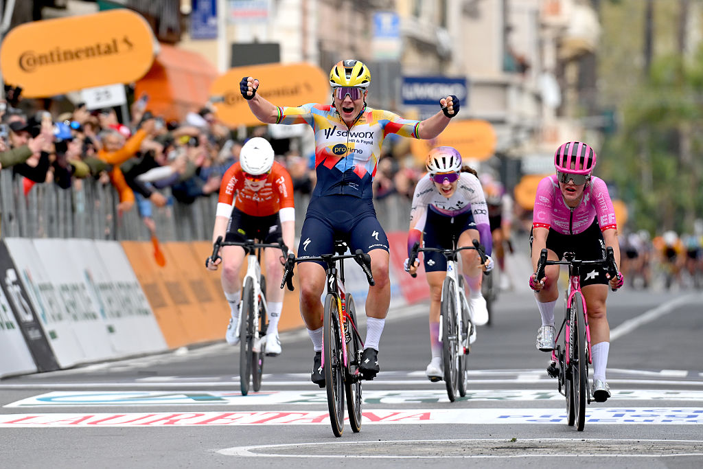 Lotte Kopecky célèbre sa victoire lors de la Milano-San Remo Femmes 2026