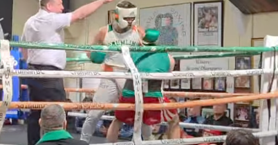 Conor McGregor réalise deux comptes de huit surprenants lors d'un match d'exhibition de boxe !