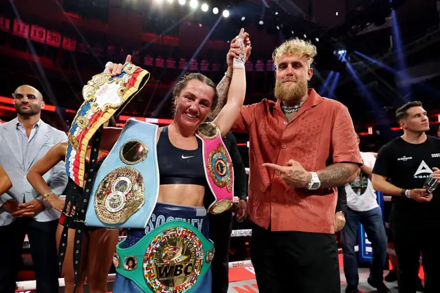 Ellie Scotney saluée par Jake Paul dans le ring