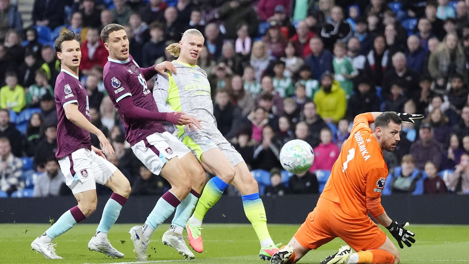 Haaland propulse Manchester City en tête de la Premier League avec une victoire qui condamne Burnley !