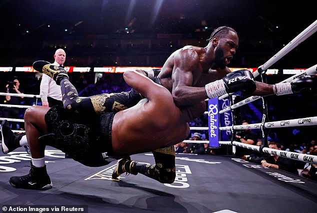 JEFF POWELL MBE : Les 10 combats de poids lourds les plus mémorables de tous les temps - qui décroche la première place incontestée ? Le choc entre Deontay Wilder et Derek Chisora fait-il partie de la sélection ? Quel grand nom manque à l'appel ?