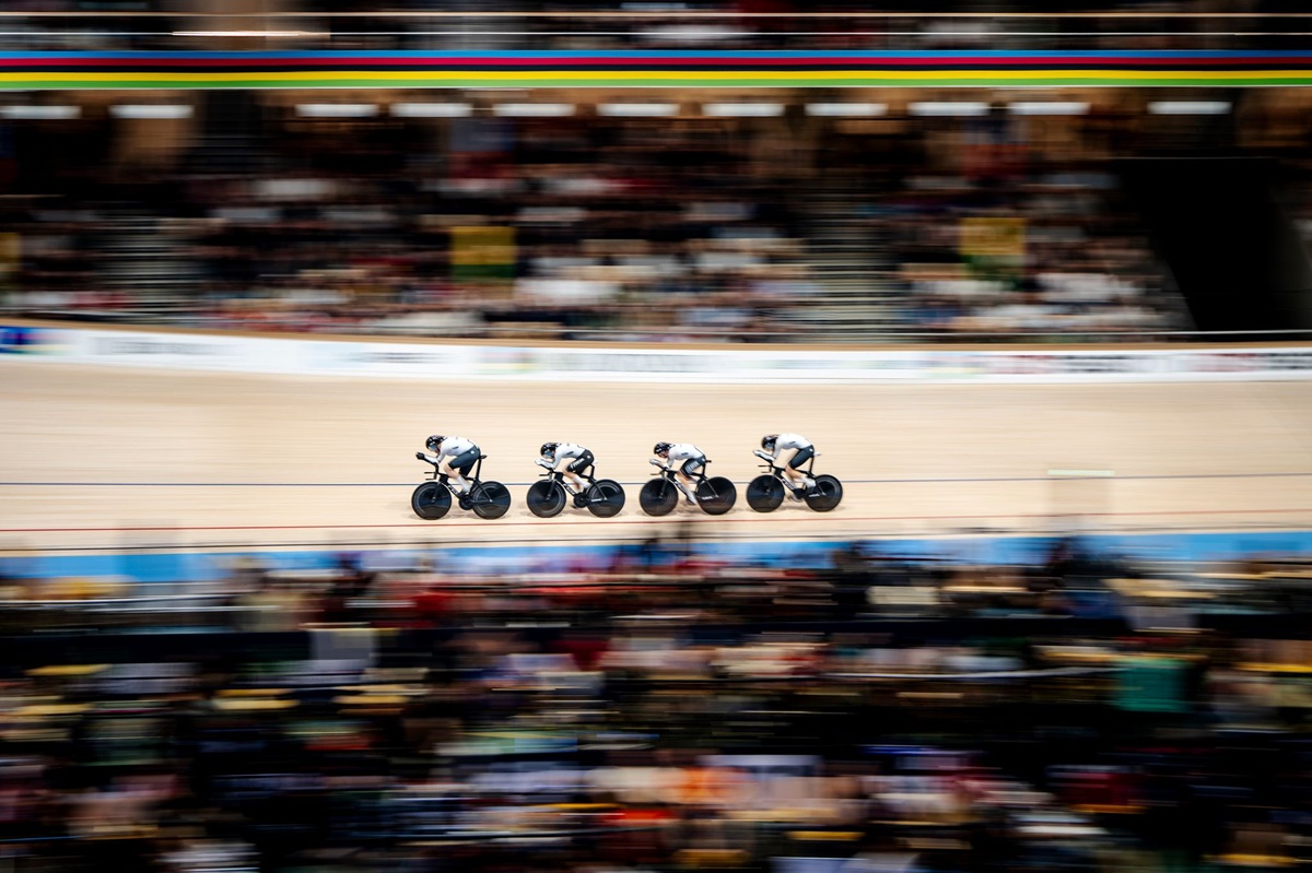 Sportler fahren ein Radrennen.
