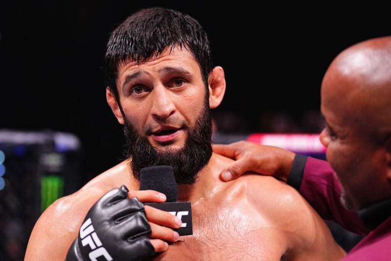 Joe Rogan remet en question la légitimité du titre de Khamzat Chimaev avant le choc de UFC 328 !