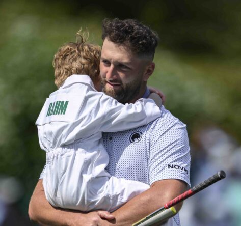 2026 Masters Tournament Jon Rahm avec l'un de ses enfants pendant les Pares 3 du Masters d'Augusta 2026.