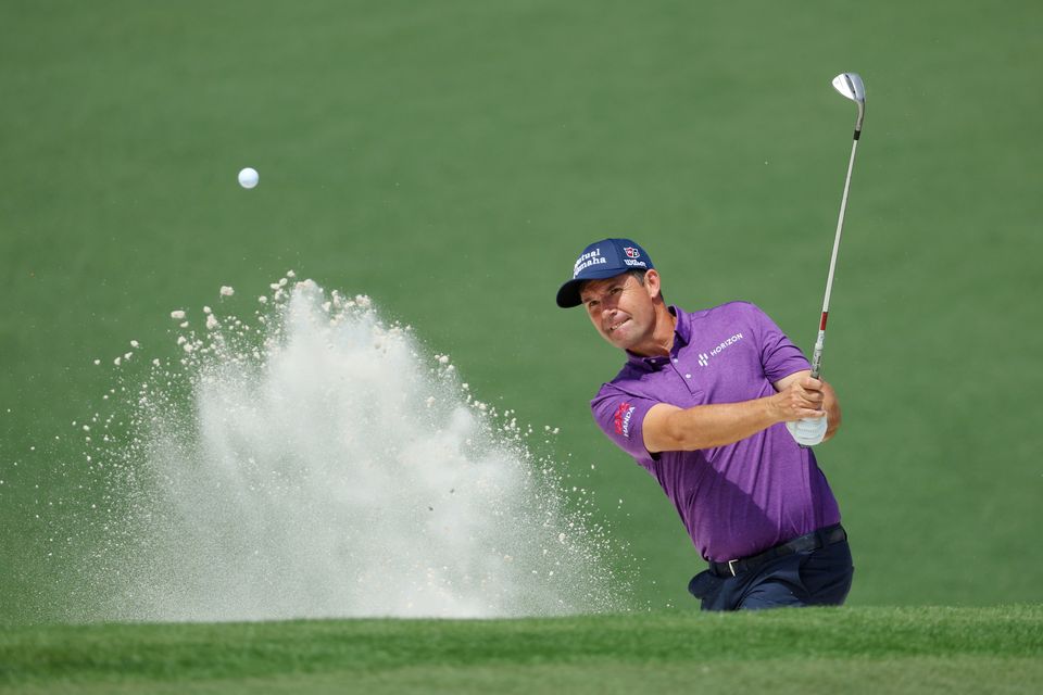 Pádraig Harrington effectue un coup depuis un bunker lors d'une séance d'entraînement pour les Masters au Augusta National Golf Club en avril 2022.