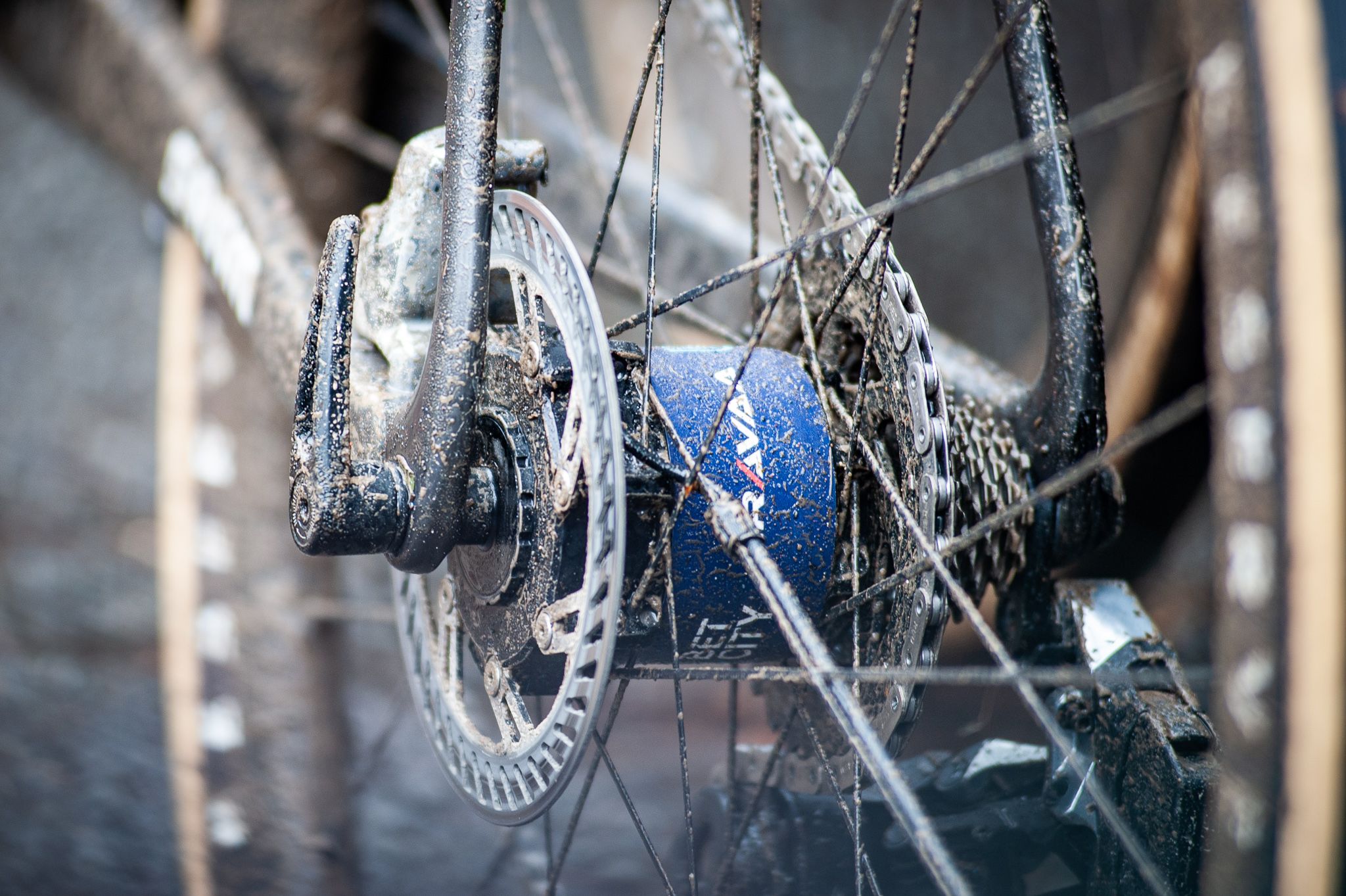 Visma-Lease est complètement sidéré par l'interdiction technologique des roues de l'UCI, à seulement deux semaines du Paris-Roubaix !