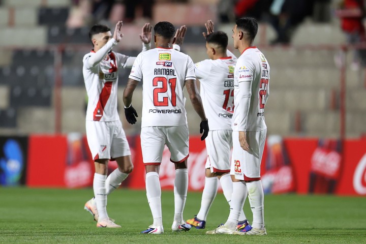 Les joueurs d'Always Ready célèbrent leur victoire contre Lanús (EFE).