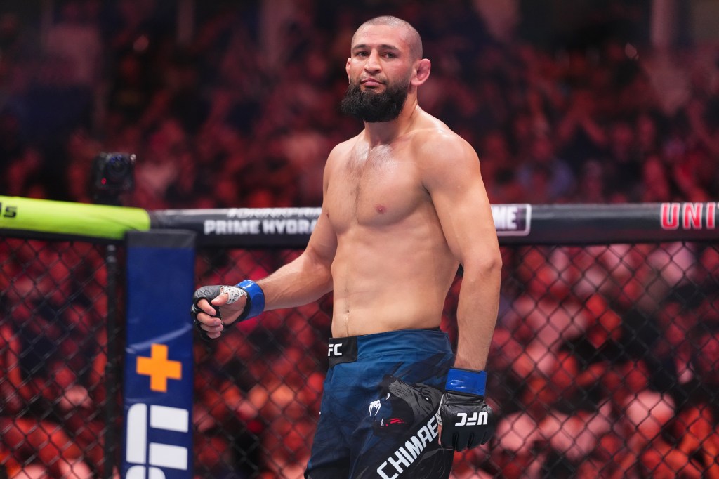 Khamzat Chimaev réagit après le premier round contre Dricus Du Plessis lors de l'UFC 319.