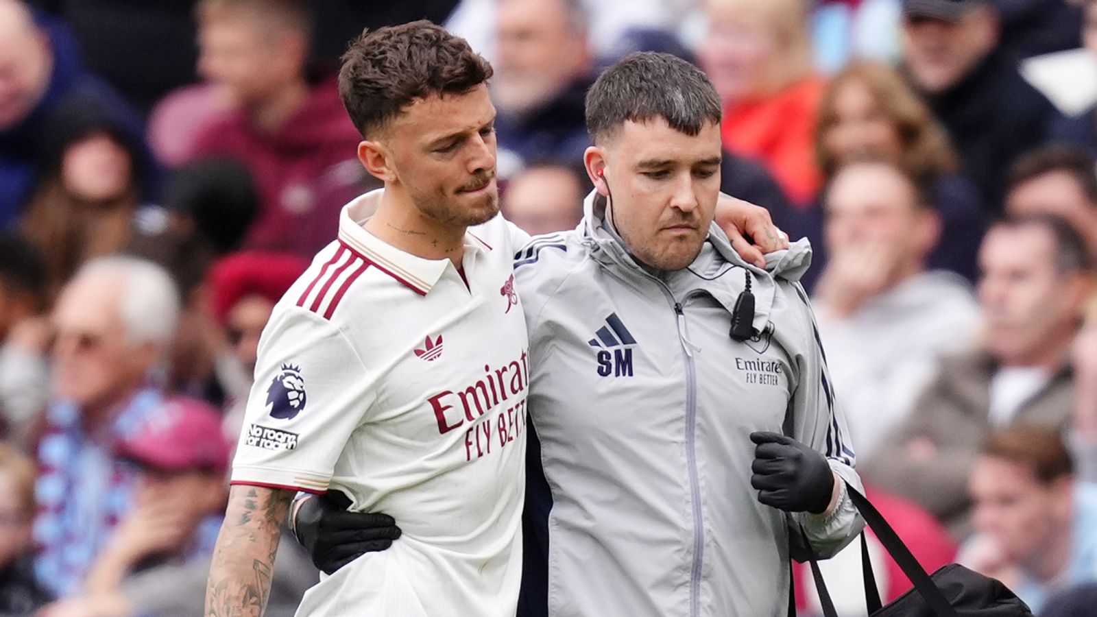 Bientôt la Coupe du Monde : Ben White, défenseur d'Arsenal et d'Angleterre, en péril à cause d'une blessure au genou !