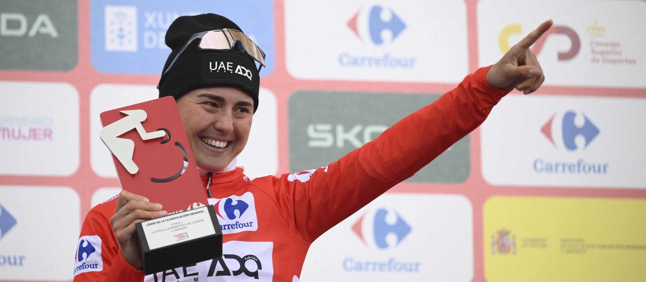 Paula Blasi Cairol célèbre sa victoire à la Vuelta Femenina