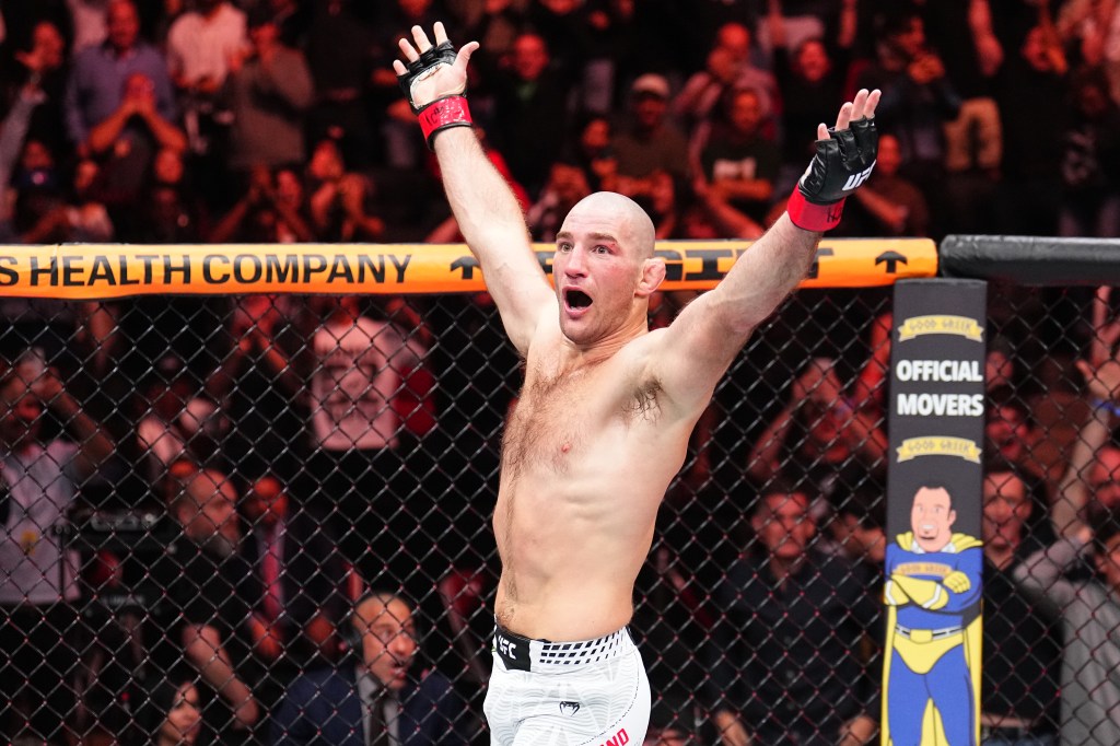 Sean Strickland réagit après une victoire par TKO contre Anthony Hernandez lors de l'événement UFC Fight Night à Houston, Texas.