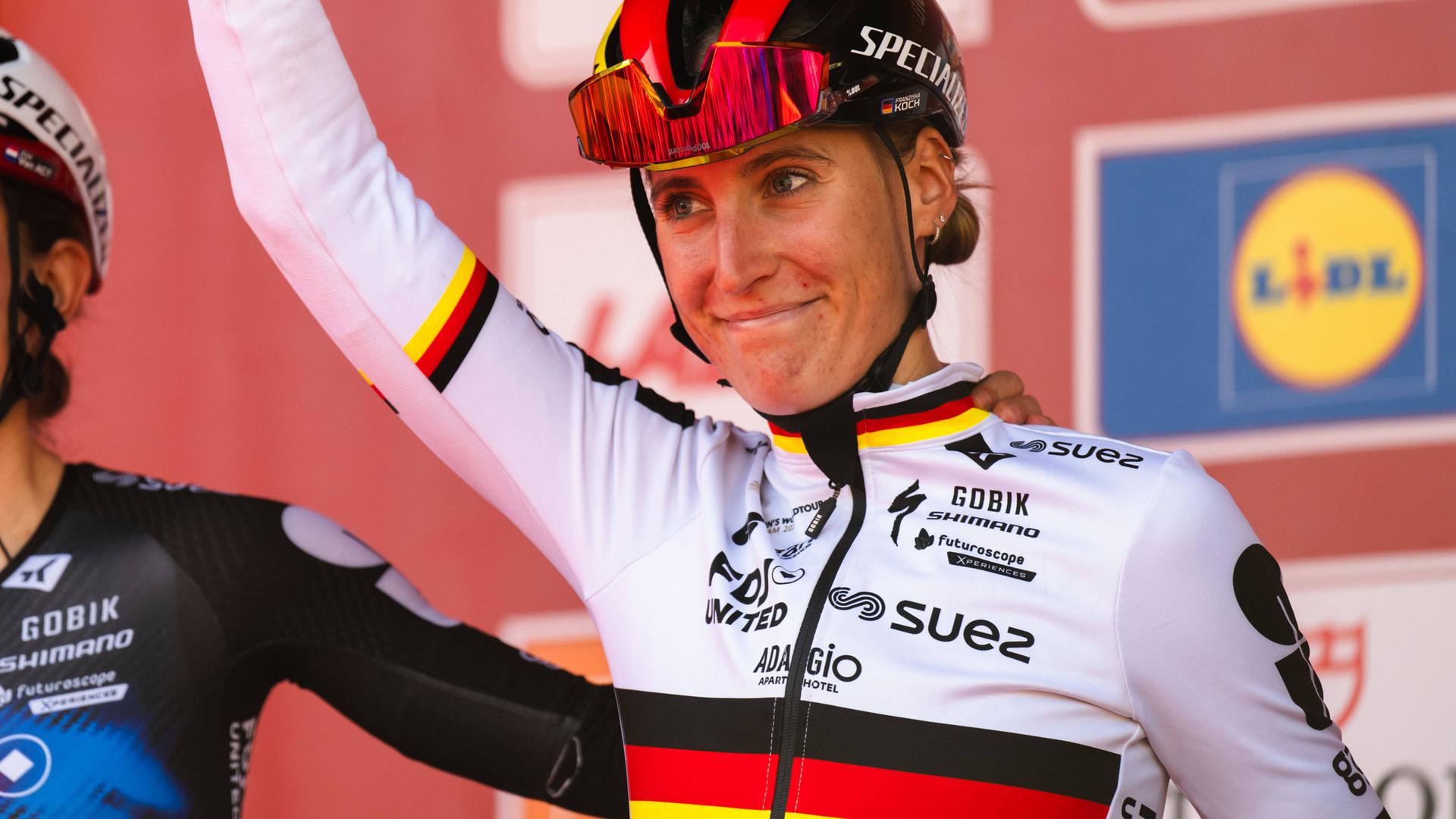Das Bild zeigt eine jubelnde Franziska Koch im Trikot