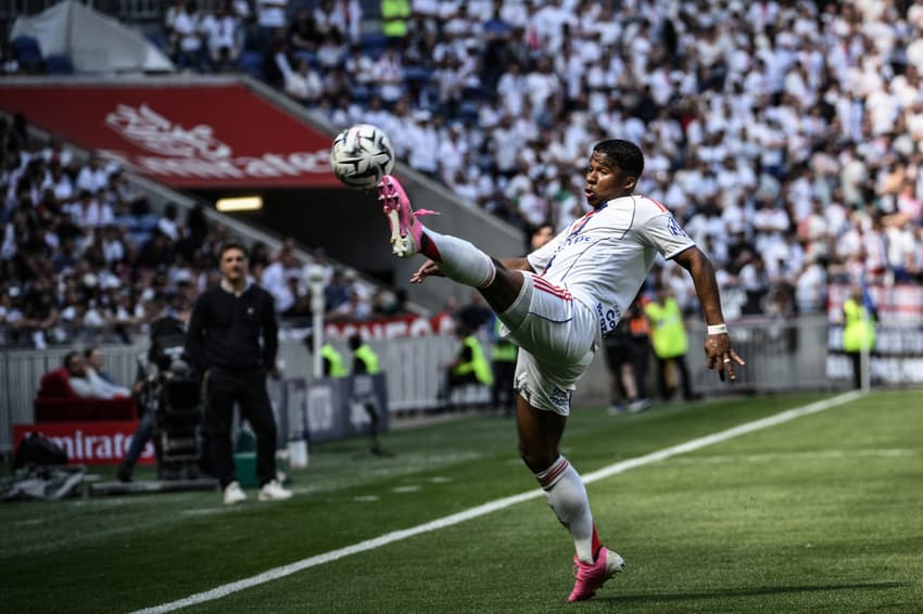 Endrick dominant le ballon lors du match Lyon contre Auxerre