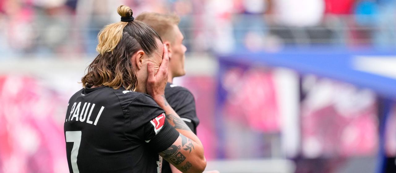 Le capitaine de St. Pauli, Jackson Irvine, visiblement déçu.